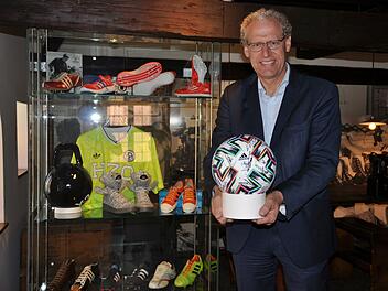 Bürgermeister German Hacker übergibt das neue Ausstellungsstück.