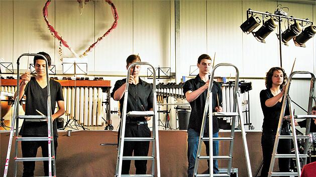 Musiker von Kiss-Percussiva wie No&eacute; Reineke-Osorio (von links), Michael Nieland, Philip Schroll und Mona M&uuml;nzel nutzen auch normale Trittleitern als Schlaginstrument wie hier beim Benefizkonzert 2013 in Fuchsstadt.