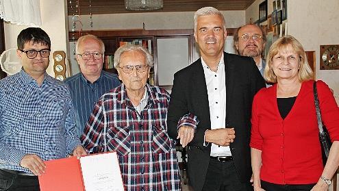 Ludwig Meier gehört der SPD seit 65 Jahren an. Unser Bild zeigt ihn (Dritter von links) mit (von links) Vorsitzendem Mario Ziener, Zweitem Vorsitzenden Klaus Güntsch, Bürgermeister Timo Ehrhardt, Kreisvorsitzendem Ralf Pohl und Landtagskandidatin ...