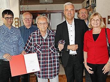 Ludwig Meier geh&ouml;rt der SPD seit 65 Jahren an. Unser Bild zeigt ihn (Dritter von links) mit (von links) Vorsitzendem Mario Ziener, Zweitem Vorsitzenden Klaus G&uuml;ntsch, B&uuml;rgermeister Timo Ehrhardt, Kreisvorsitzendem Ralf Pohl und Landtagskandidatin ...