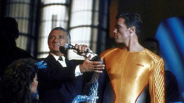 Fernsehen im fiktiven Jahre 2019: Eine Horde mordender Entertainer jagt in "Running Man" den Gladiatoren Ben Richards (Arnold Schwarzenegger, rechts) - und am Bildschirm harren Millionen der Grausamkeiten, die geschehen mögen.