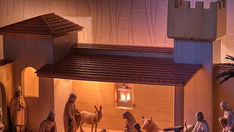 Rund 50 Krippen aus Neustadter Haushalten kamen für die Ausstellung in der Glockenbergschule zusammen. 14 Jahre lang hatte es keine solche Schau gegeben.