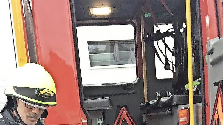 Andreas Klauda (Feuerwehr Garitz) zeigt den Kindern die Feuerwehrausr&uuml;stung.