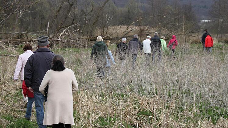 ... quer über eine Wiese zur...