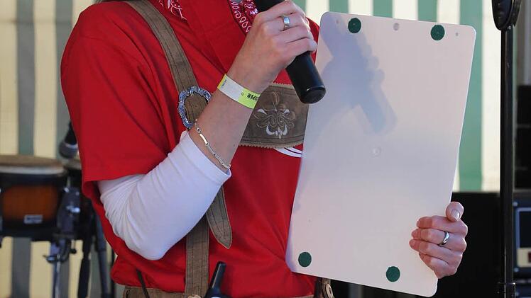 Sarah Dietz dankt dem Fränkischen Tag, der Band und allen Helfern. Foto: Matthias Hoch