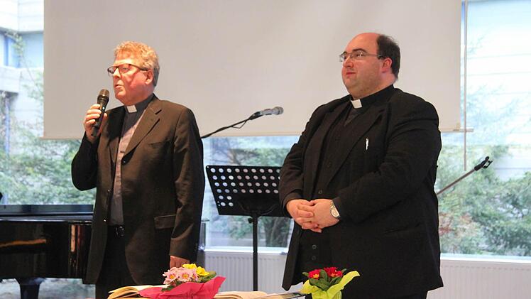 Dekan Jürgen Zinck und Kaplan Alexander Brehm segneten die Kreuze für die Klassenzimmer Foto: Sonja Adam
