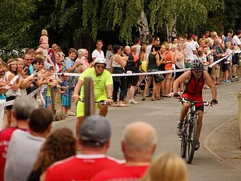 Eine begeisterte Zuschauerkulisse sorgte an der Strecke des Mainathlons für eine tolle Stimmung für die Sportler.