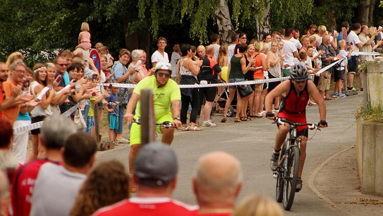 Eine begeisterte Zuschauerkulisse sorgte an der Strecke des Mainathlons für eine tolle Stimmung für die Sportler.