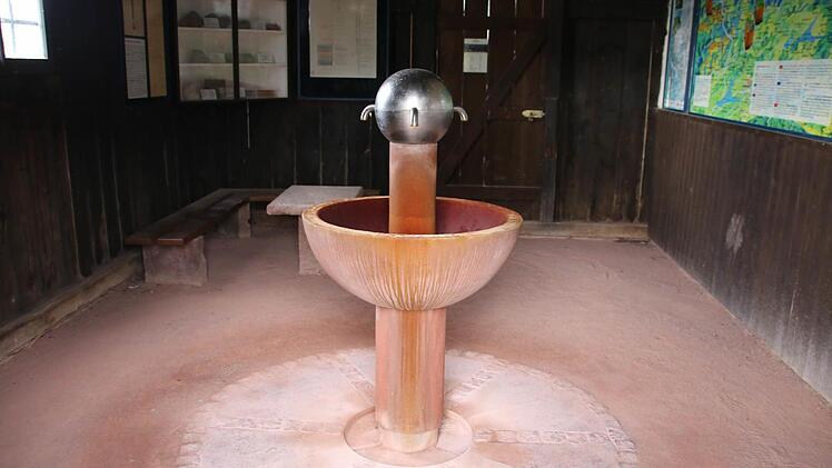 Im Gebäude des Bohrturms bei Großenbrach kann das Heilwasser getrunken werden.