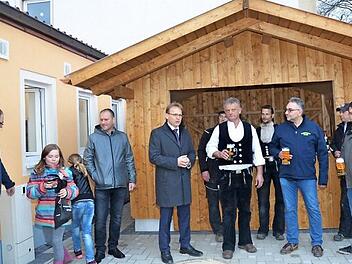 Ein Prosit auf das gelungene Bratwursthaus: Beim Richtfest stoßen unter anderem Spender Gerhard Kögel (weißes Hemd) und Bürgermeister Bernd Rebhan (links daneben) an. Foto: Karl-Heinz Hofmann