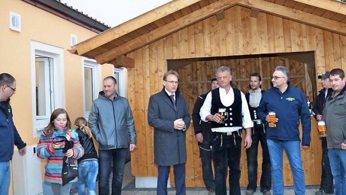 Ein Prosit auf das gelungene Bratwursthaus: Beim Richtfest stoßen unter anderem Spender Gerhard Kögel (weißes Hemd) und Bürgermeister Bernd Rebhan (links daneben) an. Foto: Karl-Heinz Hofmann