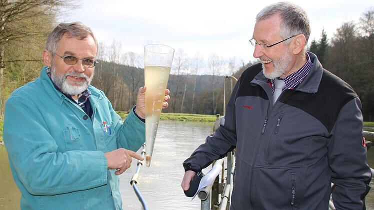 Abwassermeister Franz Wehner und seine Kollegen vom Abwasserzweckverband Rhön-Saale überprüfen drei Mal pro Woche die Wasserqualität in den Premicher Klärteichen. Hier hält er einen sogenannten Imhof-Trichter in der Hand, in dem sich Schwebestoffe abgesetzt haben. Foto: Kathrin Kupka-Hahn