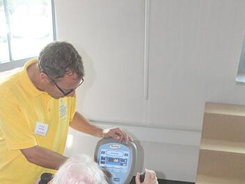 Michael Jerutka (links) und die Therapeuten seines Teams betreuen die Krebspatienten beim Training im Staffelsteiner Theramed-Gesundheitszentrum. Foto: Matthias Einwag