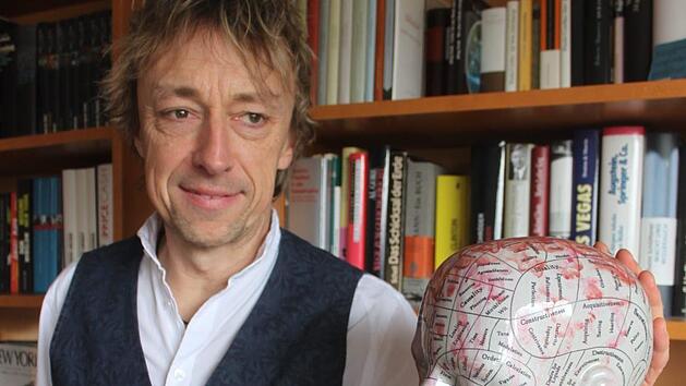 Was geht im Kopf eines Verbrechers vor? Volker Backert w&auml;lzt auf der Suche nach Antworten auf diese Frage auch viel wissenschaftliches Material. Foto: Matthias Einwag