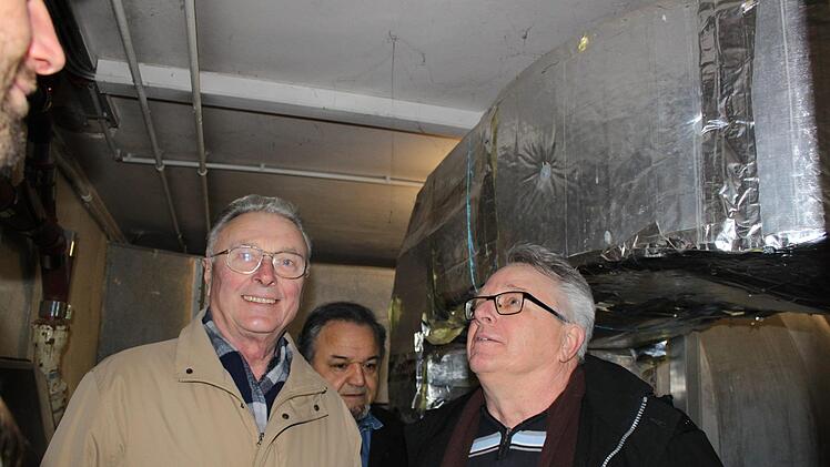Die Gemeinderäte Georg Nützel, Adnan Kachi und Karl-Ludwig Grodd besichtigen die Heizung - sie muss auf jeden Fall saniert werden. Foto: Carmen Schwind