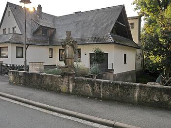 Die Nepomukbrücke mit der Sandsteinbrüstung, vor der eine  Absturzsicherung mit einer Höhe von 1,20 Metern  vor Unfällen schützen soll.   Foto: Karl Heinz Wirth