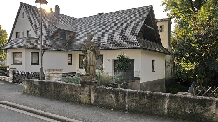 Die Nepomukbrücke mit der Sandsteinbrüstung, vor der eine  Absturzsicherung mit einer Höhe von 1,20 Metern  vor Unfällen schützen soll.   Foto: Karl Heinz Wirth