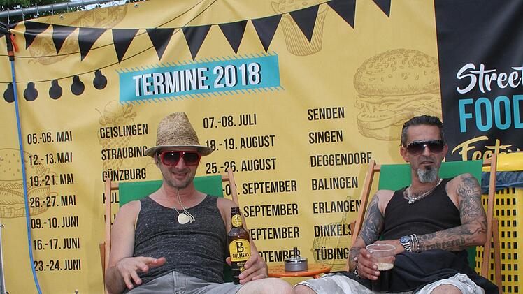 Kleine Auszeit für den Musikus: Lenz Schäfer alias Turbolenz sorgte in einem Klaviertruck für gute Unterhaltung. Der Fisch-Mann Oli Bedi kam extra von der Schwäbischen Alp nach Kulmbach. Foto: Sonny Adam