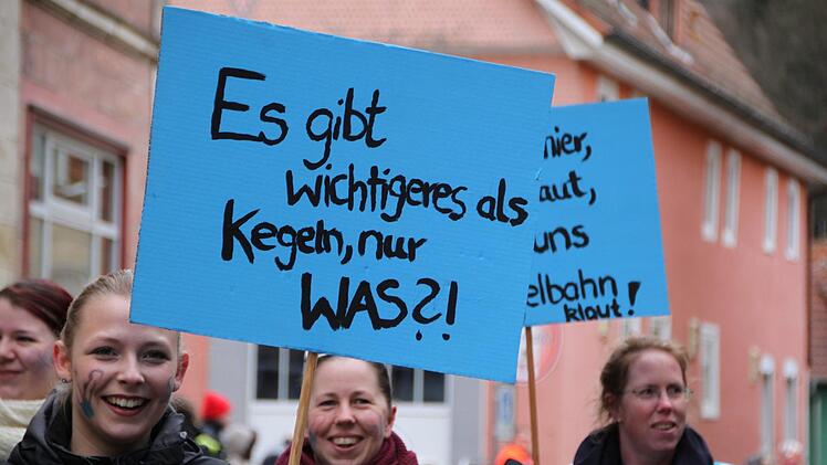 Mit Schildern und Info-Blättern machte der SKV Bad Brückenau beim Faschingszug am Dienstag auf die unsichere Zukunft des Vereins aufmerksam. Foto: Ulrike Müller