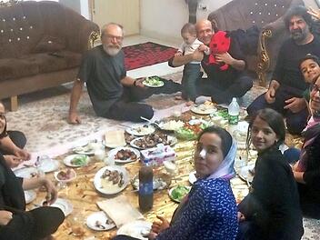 Essen in einer iranischen Familie: Der Platz neben Manfred Wagner ist leer, weil seine Frau Inge fotografiert.