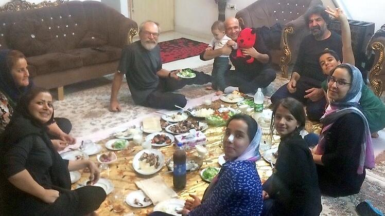 Essen in einer iranischen Familie: Der Platz neben Manfred Wagner ist leer, weil seine Frau Inge fotografiert.