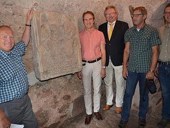 Bei der Übergabe eines restaurierten Wappensteins aus dem Jahre 1615 in der Burg Rothenkirchen. Von links: Initiator und Ortsheimatpfleger Josef Beitzinger, Kreisheimatpfleger Dr. Robert Wachter, Bürgermeister Hans Pietz, Restaurator Wilhelm Keim, Andreas Schorn (Bauamtsleiter Markt Pressig).  Foto: K.- H. Hofmann