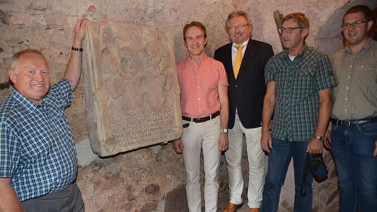 Bei der Übergabe eines restaurierten Wappensteins aus dem Jahre 1615 in der Burg Rothenkirchen. Von links: Initiator und Ortsheimatpfleger Josef Beitzinger, Kreisheimatpfleger Dr. Robert Wachter, Bürgermeister Hans Pietz, Restaurator Wilhelm Keim, Andreas Schorn (Bauamtsleiter Markt Pressig).  Foto: K.- H. Hofmann