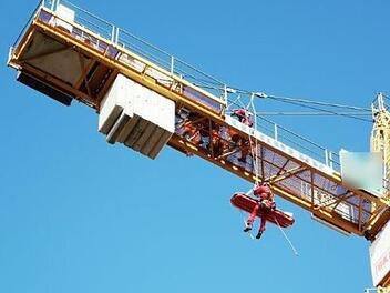 Aus schwindelerregender H&ouml;he wurde ein verletzter Kranf&uuml;hrer abgeseilt.