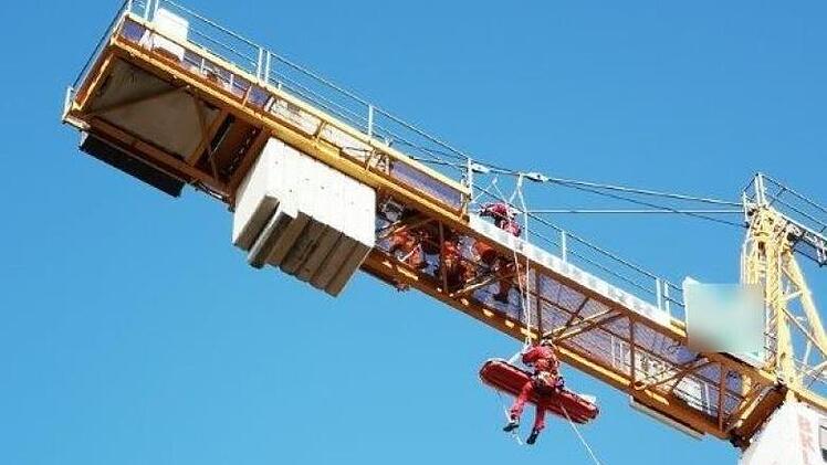 Aus schwindelerregender H&ouml;he wurde ein verletzter Kranf&uuml;hrer abgeseilt.
