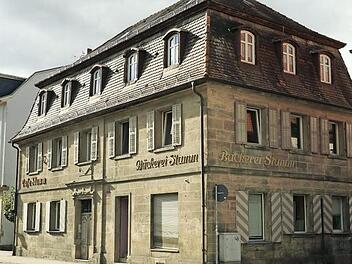 Der Standort des ehemaligen "Bayreuther Stadttores" ist am Gebäude Kressenstein 28 noch gut abzulesen, da es deutlich vor die Straßenflucht tritt. Foto: Katrin Geyer