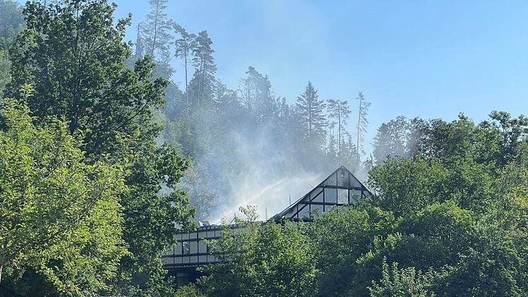 Stadtsteinach: Riesige Rauchwolke an Waldgebiet - Brand löst Großeinsatz aus