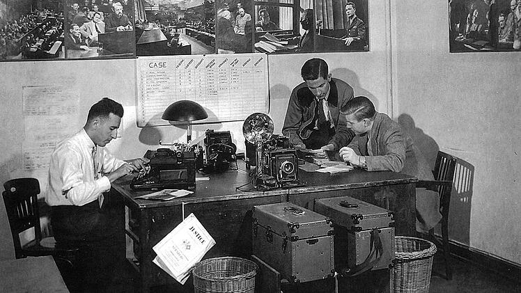 Journalisten begleiteten den N&uuml;rnberger Prozess gegen die Hauptkriegsverbrecher fast ein Jahr lang und berichteten in alle Welt.