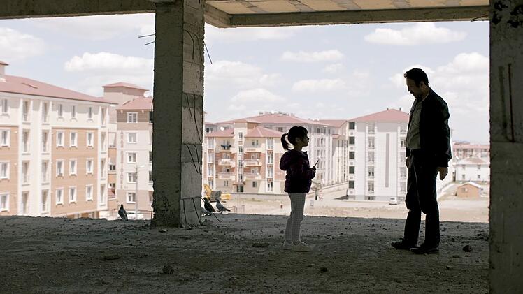 Inwiefern sind Zafer (Ahmet Varli) und Melek (Cagla Yurga) verbunden?