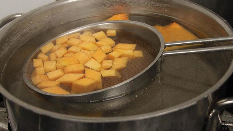 Kürbis-Rauten kurz blanchieren...