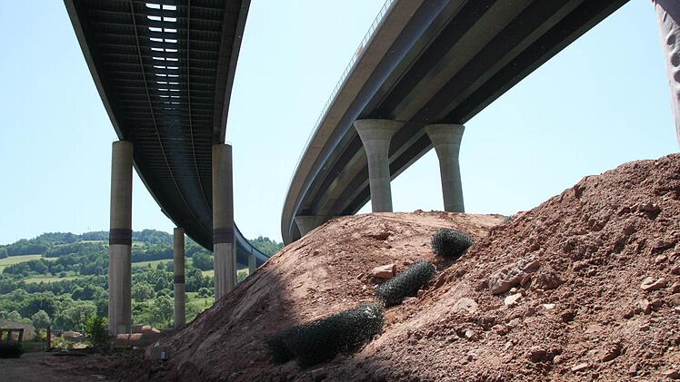 Auf der Baustelle selbst herrscht reger Betrieb.