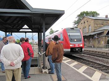 Die Bahnsteige 2 und 3 des Staffelsteiner Bahnhofs werden wohl auch in den nächsten Jahren nur über Treppen erreichbar sein. Foto: Monika Schütz