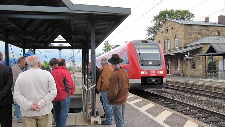 Die Bahnsteige 2 und 3 des Staffelsteiner Bahnhofs werden wohl auch in den nächsten Jahren nur über Treppen erreichbar sein. Foto: Monika Schütz