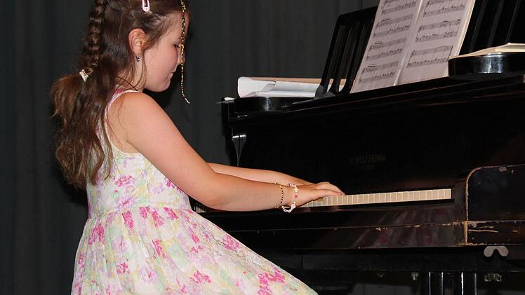 Voll konzentriert: Lea Berger am Klavier.