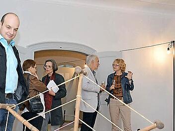Finissage: Zweiter Bürgermeister Michael Kastl begutachtet ein Ausstellungsstück, im Hintergrund unterhalten sich (von rechts) Gertrud Kuchler, Hartmut Hessel und Mia Hochrein. Foto: Björn Hein