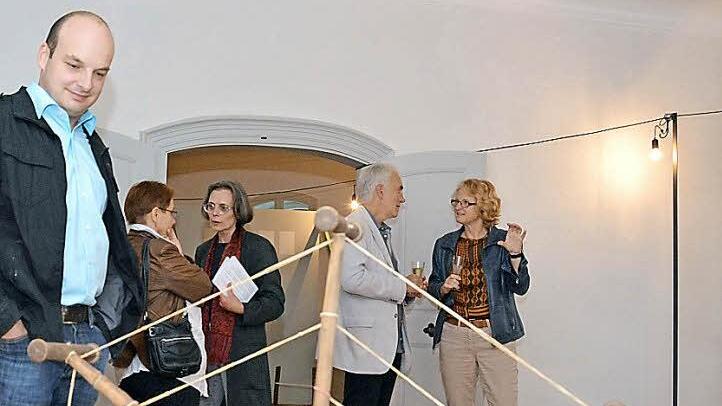 Finissage: Zweiter Bürgermeister Michael Kastl begutachtet ein Ausstellungsstück, im Hintergrund unterhalten sich (von rechts) Gertrud Kuchler, Hartmut Hessel und Mia Hochrein. Foto: Björn Hein