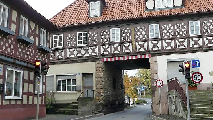 Das Torhaus kann man nicht im Begegnungsverkehr passieren. Mehrmals haben Autofahrer hier bereits die Wand der Durchfahrt touchiert.