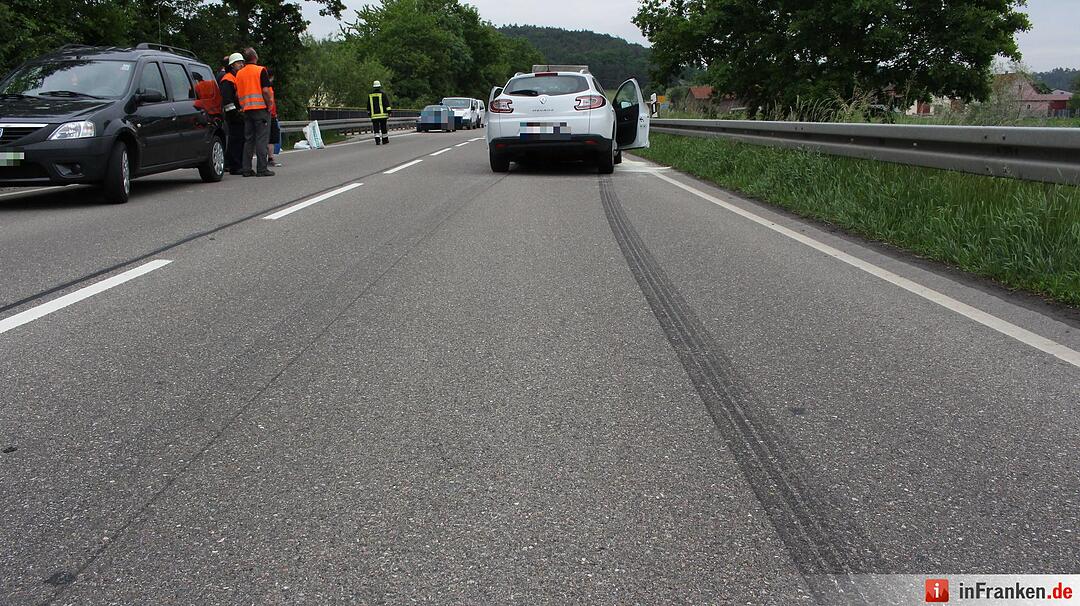 Fahrzeuge kollidieren auf Staatsstrasse