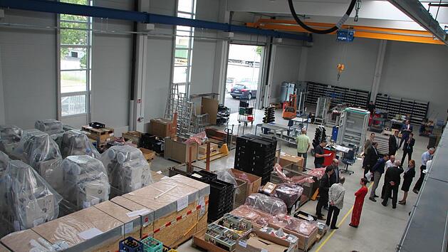 Blick in die neue Produktionshalle der Firma Energy Alliance in der Forchheimer Daimlerstraße.  Foto: Ekkehard Roepert