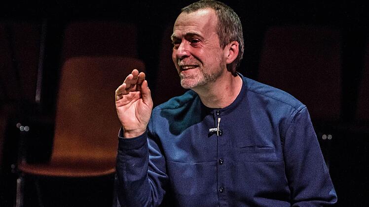 Der Autor Stefan Kunzke beim musikalisch-literarischen Abend in der Coburger ReithalleFoto: Jochen Berger