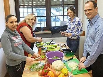 Martin A. Wedel und Anne Wedel-Klein helfen zwei ehrenamtlichen Mitarbeiterinnen (v. r.) bei der Zubereitung des Mittagessens. Foto: privat