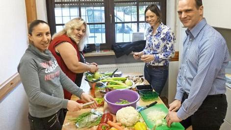 Martin A. Wedel und Anne Wedel-Klein helfen zwei ehrenamtlichen Mitarbeiterinnen (v. r.) bei der Zubereitung des Mittagessens. Foto: privat