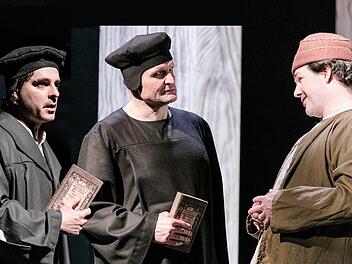 Es geht um Menschen im Netz der Macht. Es geht um wechselnde Allianzen und die Verflechtungen von Kirchengeschichte, Politik und Wirtschaftsgeschichte zur Zeit der Reformation, wenn das Stuttgarter Schauspielhaus am Samstag, 6. Mai im Kissinger Kurtheater spielt.  Foto: Loredana La Rocca