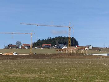 ank Holzständerbauweise wächst der umstrittene Masthähnchenstall in Hohenreuth bei Mannsflur. Bauherr Stephan Haas plant, dass dort im August 12000 Bio-Legehennen einziehen. Bis dahin soll auch der fünf Hektar große Auslauf mit Pappelbepflanzung fertig sein, wo die Tiere Rückzugsmöglichkeiten finden sollen.Klaus-Peter Wulf