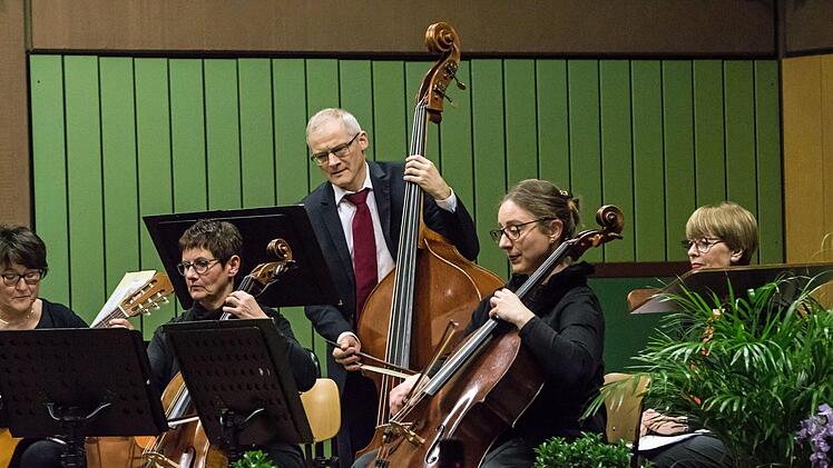 Impressionen vom Neujahrskonzert mit dem Musizierkreis Neustadt unter der Leitung von Norbert Luche.Foto: Jochen Berger