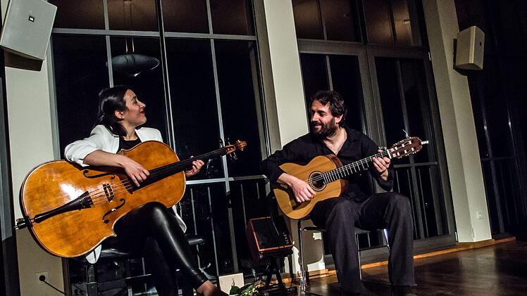 Das Duo Zaruk mit Iris Azquinezer und Rainer Seiferth begeisterte zahlreiche Zuhörer im Coburger Haus Contakt.Foto: Jochen Berger